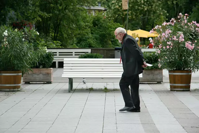 ein älterer Mann, gebückt gehend in Baden-Baden