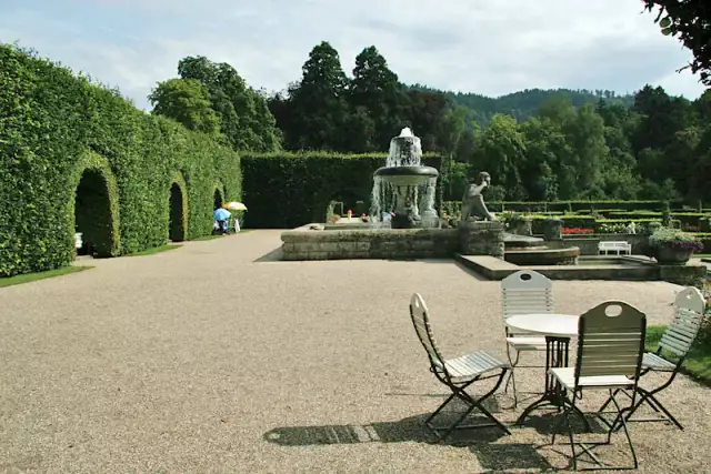 Ein Blick in den sommerlichen Park in Baden-Baden