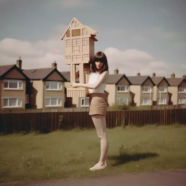 KI-generiertes Foto aus dem England der 1970er Jahre: Eine 30-jährige Architekturstudentin präsentiert ihr hölzernes Architekturmodell.