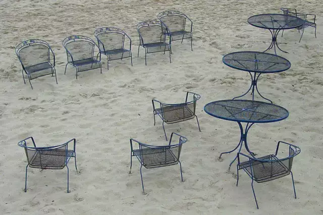 Drahtstühle und Tische auf einem Strand, deutsche Ostsee