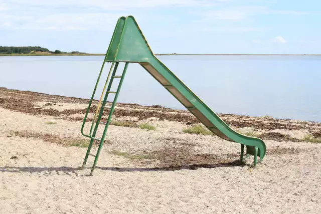 eine Kinderrutsche am Strand, wie von dem italienischen Fotografen Luigi Ghirri