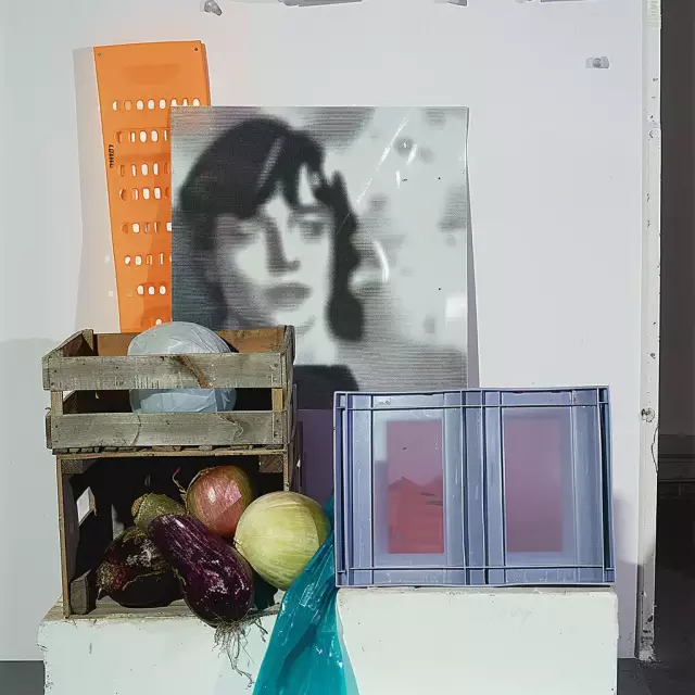 Stillleben 4- mit verschiedenen Formen, einem Bild einer jungen Frau, Oberflächen und Objekten im Straßenraum abgestellt, KI generiertes Bild