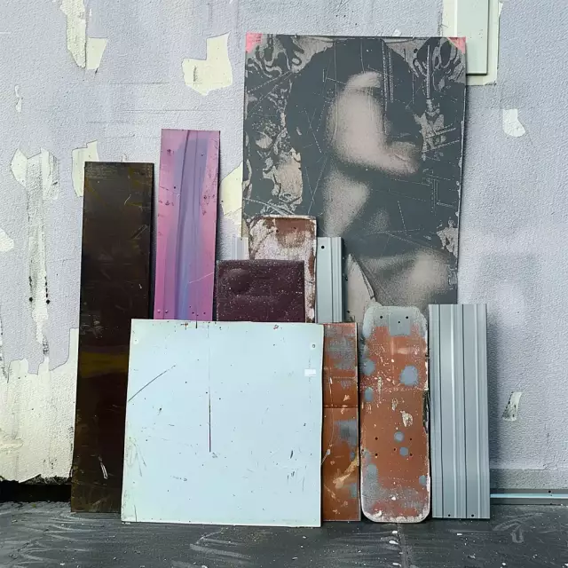 Stillleben 3- mit verschiedenen Formen, einem Bild einer jungen Frau, Oberflächen und Objekten im Straßenraum abgestellt, KI generiertes Bild